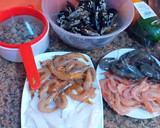 Foto del paso 1 de la receta: Sopa de mariscos a los tres caldos e infusionada con azafrán
