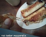 Foto langkah ke 7 dari resep Roti Bakar Mozzarella.