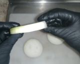 Foto del paso 2 de la receta: Aros de cebolla rellenos de queso 😋