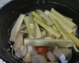 A picture of step 3 of Chinese sugar cane and imperatae drink 竹蔗茅根水.