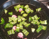 Foto del paso 1 de la receta: Migas de pan con pimiento verde y chorizo