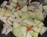 Foto langkah ke 2 dari resep Tumis Labu Air Soun.