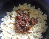 Foto del paso 1 de la receta: Corbatitas con Queso y Cebolla Caramelizada