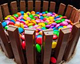 A picture of step 5 of Kitkat Cake.