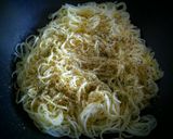 Foto del paso 4 de la receta: ESPAGUETTIS🍝al Wok con Finas Hierbas al Ajillo...!😋
