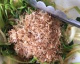 รูปขั้นตอนการทำที่ 3 ของ โต้วเหมี่ยวคลุกปลาโอแห้ง 豆苗と玉ねぎのおかかわさび和え tōmyō to tamanegi no okaka wasabi