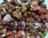 काले चने और आलू भुजिया की चाट (kale chane aur aloo bhujiya ki chaat recipe in Hindi) रेसिपी चरण 2 फोटो