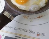รูปขั้นตอนการทำที่ 2 ของ ข้าวผัดน้ำพริกหมูยอ