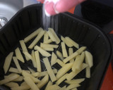Foto del paso 10 de la receta: Patatas fritas en airfryer con costillejas y tomate