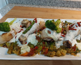 Foto del paso 5 de la receta: Muslos de pollo con verduras y salsa de yogur 🍗🥦🍴
