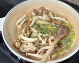 Foto del paso 2 de la receta: Revuelto de setas variadas 🍄 🌿🍄 🌿