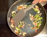Foto langkah ke 5 dari resep Spicy and sweet mussels.
