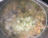Foto del paso 6 de la receta: Sopa-guiso de garbanzos arvejas y champiñones