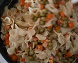 Foto del paso 3 de la receta: Torta de fideos con verduras y pollo