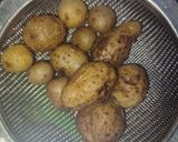 Foto langkah ke 1 dari resep Crispy Smashed Potatoes.