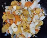 Foto del paso 3 de la receta: Chucrut con zanahoria y manzana verde + salchichas y panceta ahumadas