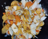 Foto del paso 3 de la receta: Chucrut con zanahoria y manzana verde + salchichas y panceta ahumadas