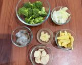 Foto langkah ke 1 dari resep Cah Brokoli Baby Corn.