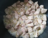 Foto del paso 1 de la receta: Patatas con carne en salsa con picada de frutos secos