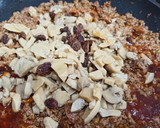 Foto del paso 5 de la receta: Macarrones tricolor, chorizo y champiñones con pasas