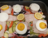 Foto del paso 2 de la receta: Merluza con limón en cama de verduras al horno