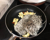 Foto del paso 4 de la receta: Nidos de gulas picantes sobre nidos de bollitos integrales