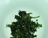 Foto langkah ke 2 dari resep Tumis Bunga Pepaya, Daun Pepaya Jepang, Teri Saos Tiram.