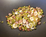 Foto del paso 2 de la receta: Pasta con camarones, arvejas y panceta