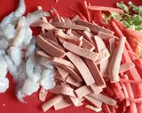 A picture of step 1 of Non vegetable spring roll.