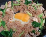 รูปขั้นตอนการทำที่ 2 ของ ผัดซีอิ้วเส้นหมี่ (หมูไก่ไข่)