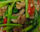 รูปขั้นตอนการทำที่ 2 ของ ผัดกวางตุ้งหมูพริก