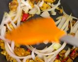 รูปขั้นตอนการทำที่ 2 ของ ไก่ผัดกระเทียมพริกไทยขมิ้น
