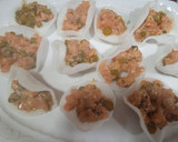 Foto del paso 4 de la receta: Tartar de salmón sobre pan de gamba con huevo de codorniz