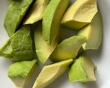 Une image de l'étape 1 de Salade de poulpe, avocat et feta.