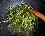 Gambar langkah 2 resipi Simple Pea Sprout Stir Fry.