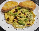 Foto del paso 4 de la receta: Tortilla abierta de aguacate y pasas de corinto