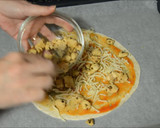 Foto del paso 3 de la receta: Pizza de pollo (en tortilla de trigo)