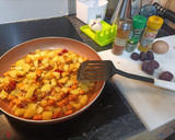 Foto del paso 1 de la receta: Patatas y boniato con huevo y morcilla