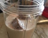 A picture of step 2 of Banana Nutella milkshake with topping choco brownie.