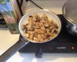 Une image de l'étape 2 de Spaghetti au Poulet et Champignons frais, sauce au Roquefort.
