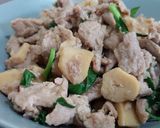 รูปขั้นตอนการทำที่ 3 ของ ผัดหมูเห็ดออรินจิ