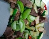 Foto langkah ke 3 dari resep Tumis Zuchini Daging Sapi.