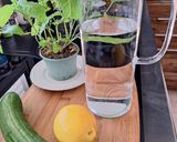 Une image de l'étape 1 de Boisson aromatisée au citron, menthe et concombre.