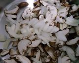 รูปขั้นตอนการทำที่ 1 ของ ซุปเห็ด(mushroom soup)