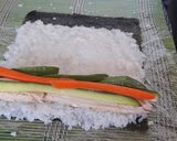 Foto del paso 2 de la receta: Maki Sushi de pepino y zanahoria