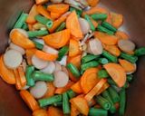 Foto langkah ke 4 dari resep Sayur Sop Sosis.