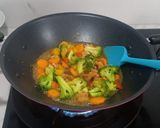 Foto langkah ke 2 dari resep Tumis Brokoli udang.