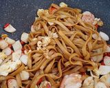 Foto langkah ke 7 dari resep Kwetiau Goreng Seafood.