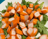 Foto del paso 2 de la receta: Ensalada de rúcula, surimi, paraguaya, aguacate y huevo