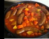 Une image de l'étape 4 de Saucisses aux carottes pommes de terre carottes tomates et poivrons tricolores.